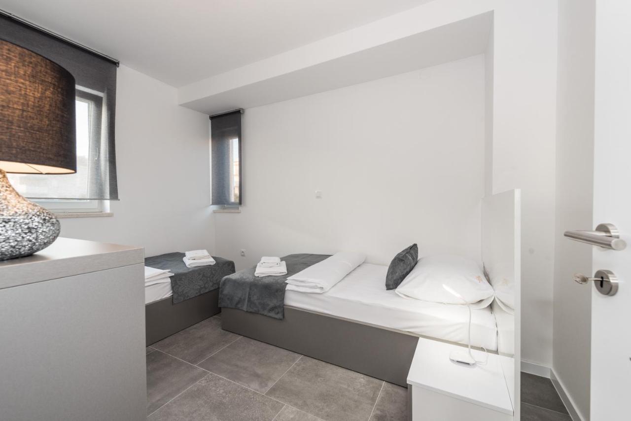Villa Magnifica Apartments With Pool Novalja Ngoại thất bức ảnh